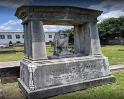 It is the resting place of numerous important people including Joe Cain, George Washington Owen, and many war heroes It is the resting place of numerous important people including Joe Cain, George Washington Owen, and many war heroes.